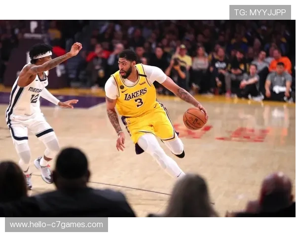 湖人队最新动态：詹姆斯领衔球队迎战强敌，浓眉表现再度引热议