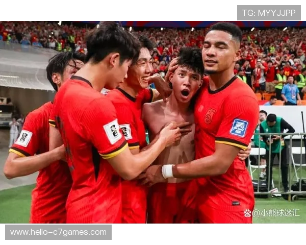 世界杯精彩瞬间：本届赛事黑马球队逆袭引发球迷热议