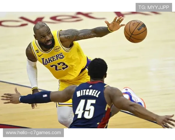 湖人詹姆斯关键三分助球队逆转快船迎来连胜新高潮